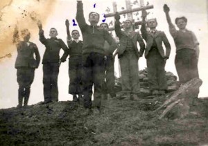 Gavrila salutand la Cruce