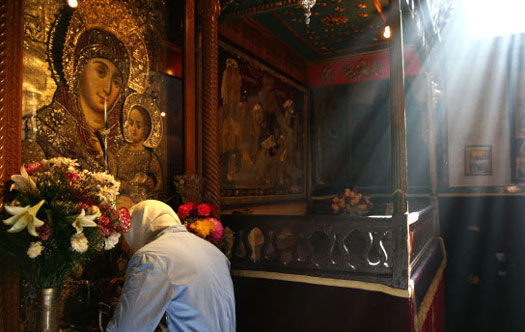 Church-of-the-Nativity-praying-before-an-icon-of-Mary-imeu.net_