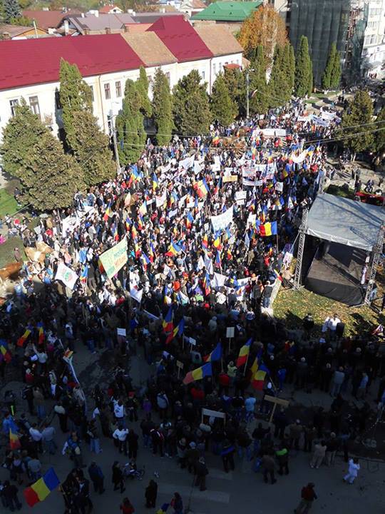 rosia-montana-proteste-marea-adunare-de-la-cc3a2mpeni-19-octombrie-2013-multimea