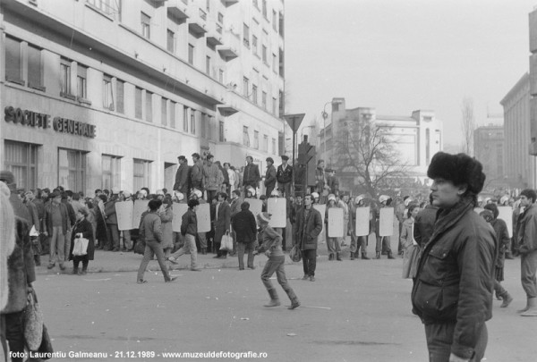 00-Scutierii-in-Piata-Universitati-spre-Amb-SUA-21-Decembrie-1989