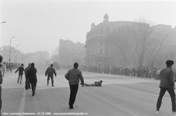 094-Piata-Universitatii-1989-Tanar-in-calea-taburilor-21-Decembrie-Foto-Laurentie-Ulmeanu-via-Roncea-Ro