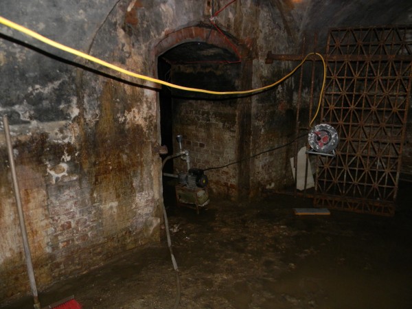 camera neagra din dreapta1