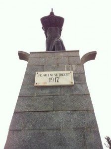 Statuia_Victoriei_de_la_Tișița,_plan_apropiat_-_„Pe_aici_nu_se_trece!”_(1917)