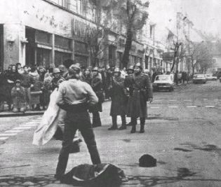 gavrila-ladiu-defying-the-soldiers-in-the-libertatii-square-in-cluj-21-dec-1989