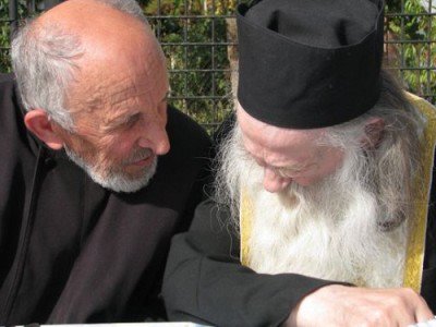 Parintele-Craciun-Opre-si-Parintele-Justin-Parvu-400x300