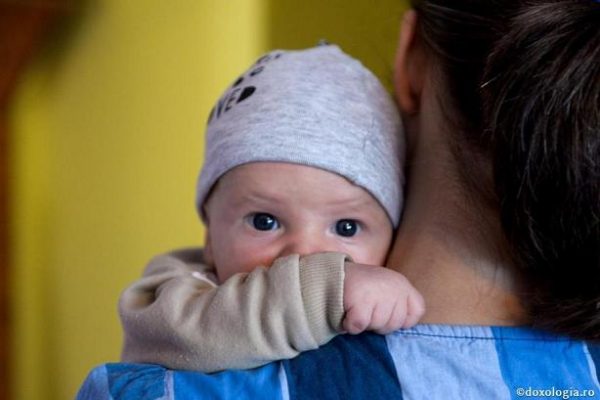 bebe_la_mama_in_brate