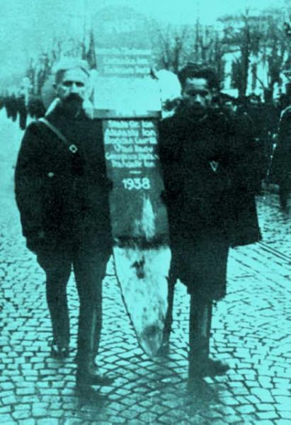 crucea-de-pe-mormantul-dela-jilava-purtata-de-legionarii-iovin-si-mitu-banea-cu-prilejul-reinhumarii-capitanului-la-30-noembrie-1940