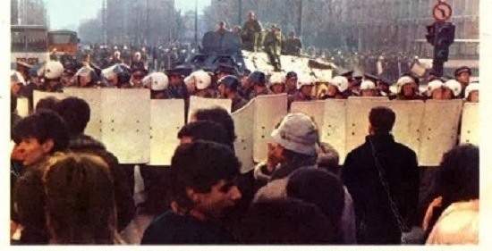 21-decembrie-1989-victor-roncea-pe-magheru-cu-ovidiu-paulescu-titi-calistru-pascal-ilie-virgil-harald-alexandrescu-si-alti-nebuni