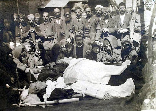 Preotul-Haralambie-Balamaci-Papa-Lambru-si-fratele-sau-Steriu-Balamaci-din-Corcea-Albania-martirizati-de-greci-la-23-martie-1914-Marturisitorii