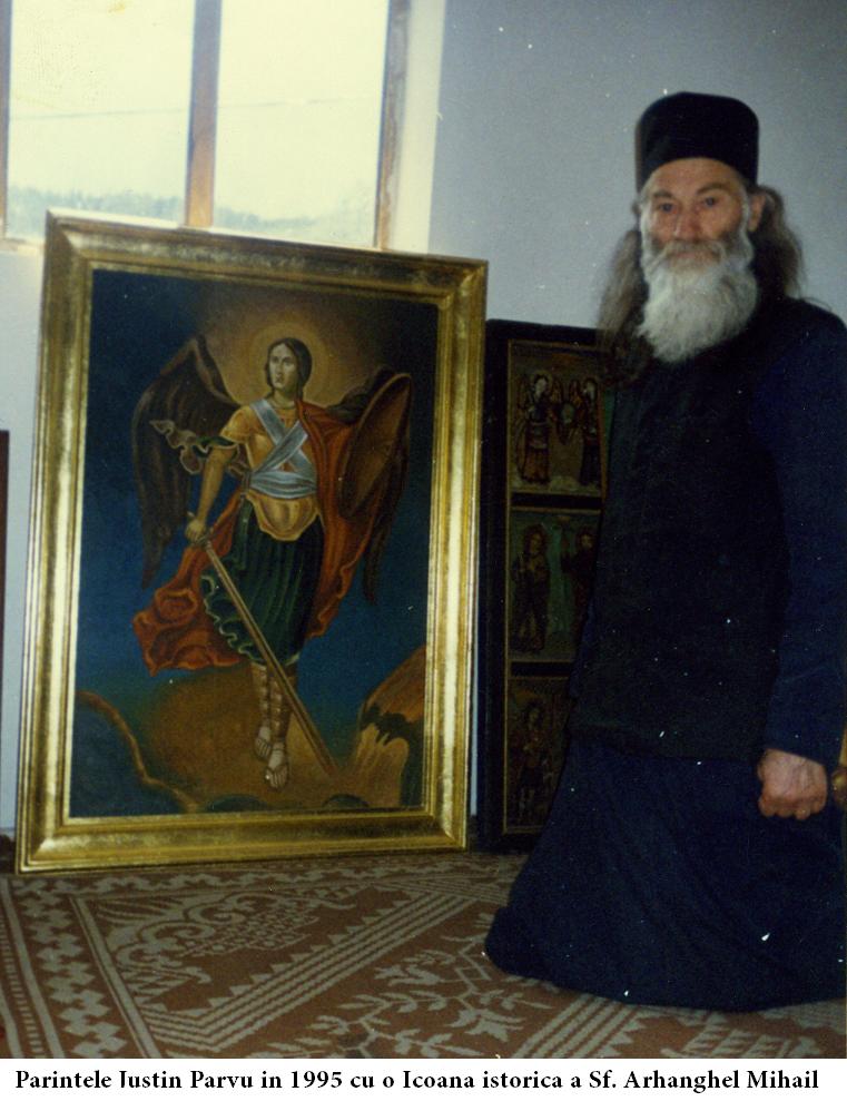Parintele-Justin-Parvu-in-1995-cu-o-Icoana-istorica-a-Sf.-Arhanghel-Mihail