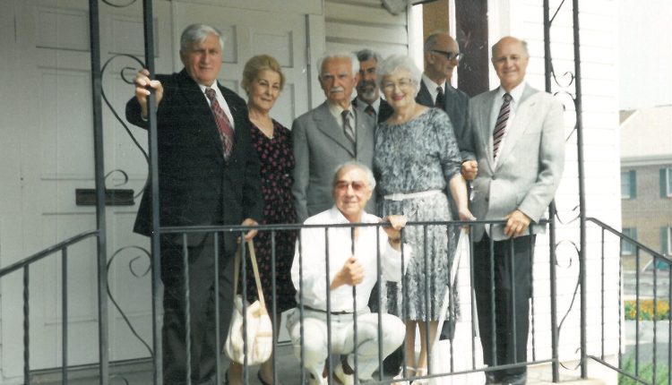 Ion Gavrilă Ogoranu, în 1990, alături de românii din Statele Unite ale Americii, unde a fost invitat de onoare