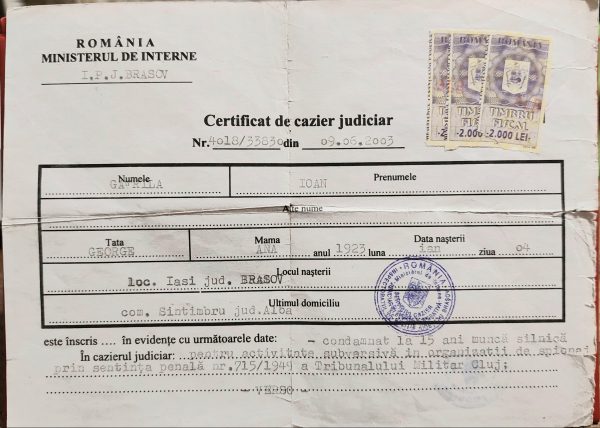 Originalul certificatului de cazier al lui Ion Gavrilă Ogoranu, din 2015, vață-verso, atestând condamnarea la moarte și condamnarea la 15 ani detenție. Se menționează decretul din 26.01.1988, prin care Ceaușescu, de ziua lui, a grațiat pedepsele mici, a înjumătățit pe cele de peste 20 de ani și a comutat în 20 de ani detenție pe cele capitale.
