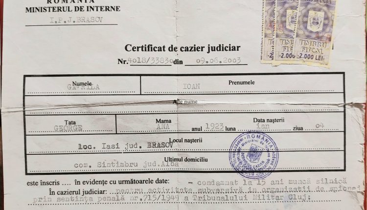 Originalul certificatului de cazier al lui Ion Gavrilă Ogoranu, din 2015, vață-verso, atestând condamnarea la moarte și condamnarea la 15 ani detenție. Se menționează decretul din 26.01.1988, prin care Ceaușescu, de ziua lui, a grațiat pedepsele mici, a înjumătățit pe cele de peste 20 de ani și a comutat în 20 de ani detenție pe cele capitale.
