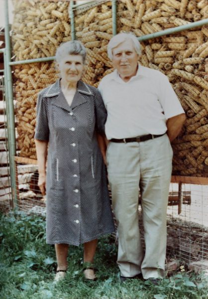 Ion și Ana Gavrilă, bătrâni, în gospodăria lor de la Galtiu