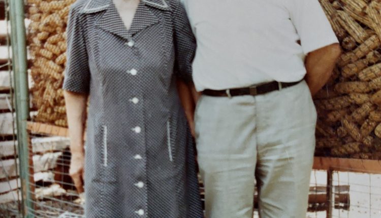 Ion și Ana Gavrilă, bătrâni, în gospodăria lor de la Galtiu