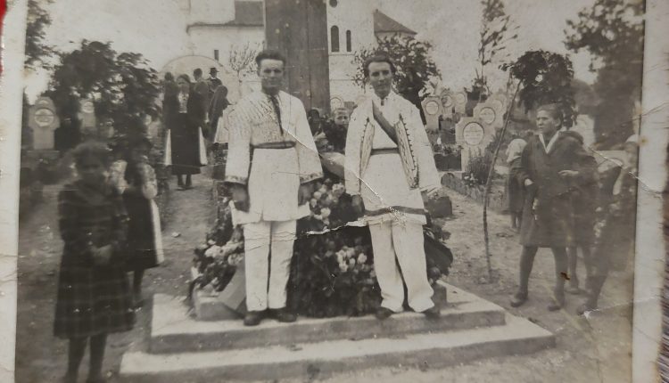 Petru Săbăduș (dreapta), student naționalist, la o ceremionie națională